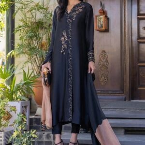 HUE Black Floral Embroidered Robe